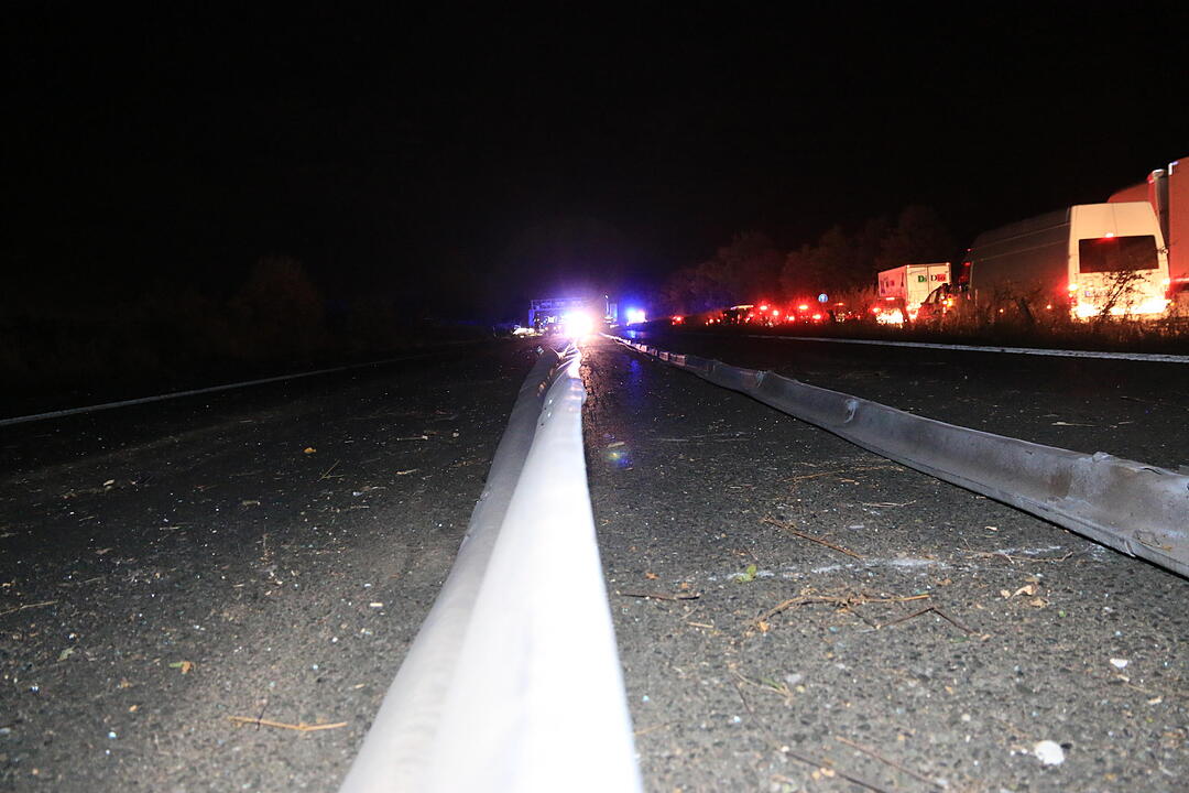 Lkw durchbricht Mittelschutzplanke auf A73