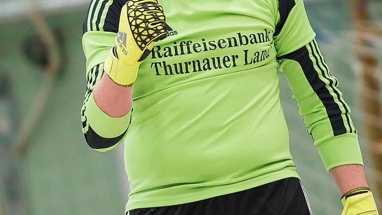Der Thurnauer Torwart Florian Hohner freut sich über das gewonnene Siebenmeterschießen gegen den TDC Lindau. Foto: Alexander Muck