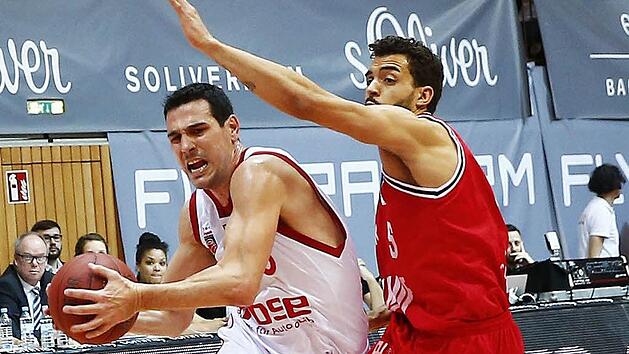 Nikos Zisis (mit Ball) dr&uuml;ckte dem Spiel mit seiner Erfahrung den Stempel auf und versenkte in wichtigen Phasen drei Dreier. Hier setzt sich der Grieche gegen W&uuml;rzburgs Joshiko Saibou durch. Fotos: Daniel L&ouml;b