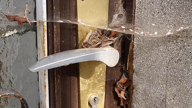 Durch diese Tür ist schon lange niemand mehr gegangen: Der Seiteneingang zum früheren VfB-Sportheim. Foto: Christoph Winter