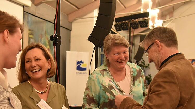 Beim Ehrenamtsempfang im großen Sitzungssaal des Rathaus verteilte Landrat Michael Busch 128 Urkunden an Bürger, die sich ehrenamtlich in der Flüchtlingshilfe engagieren. Von links Annerose Sonntag und Beate Dürr aus Seßlach nehmen die Urkunden entgegen. Foto: Gabi Arnold