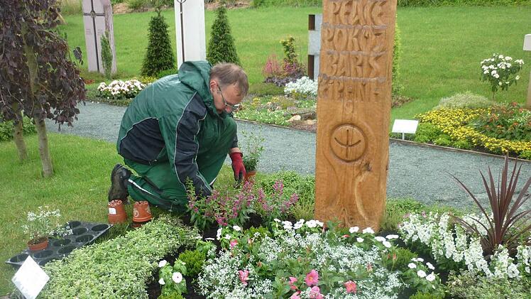 Mehrere Möglichkeiten einer pflegeleichten und dennoch attraktiven Grabbepflanzung zeigen Betriebe des Gärtnerrings Haßberge auf der Landesgartenschau in Bayreuth. Hier Obermeister Dietmar Hofmann bei der Anlage eines Mustergrabes.