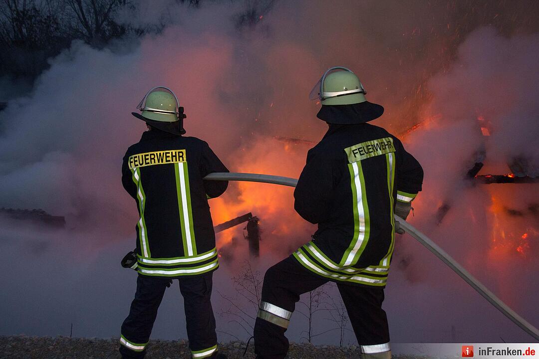 Lagerhalle bei Fürth brennt