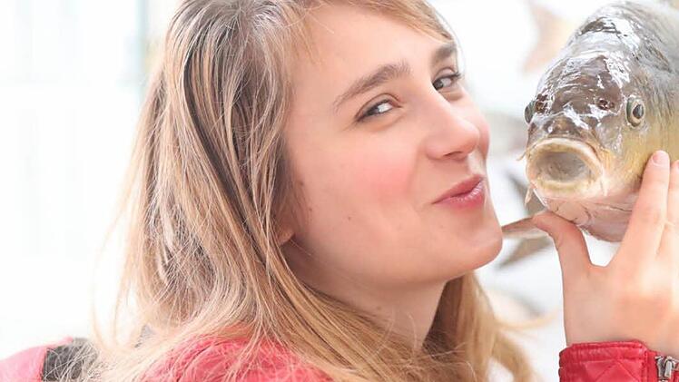 "Schlafen Fische?" - in Jens Raschkes Kinderstück spielt Anne Rieckhof die zehnjährige Jette. Die Aufführungen finden im Naturkundemuseuum statt. Foto: Hennig Rosenbusch