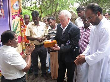 Bei der Grundsteinlegung für die neue Kapelle in Vilankattur übergab Alfred Schäfer symbolisch einen Backstein. An der feierlichen Zeremonie nahmen neben den kirchlichen Würdenträgern zahlreiche Gläubige teil. Foto: Alfred Schäfer/Archiv