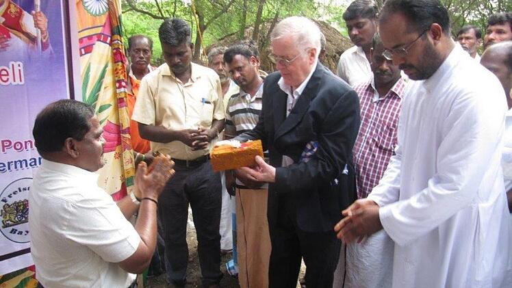 Bei der Grundsteinlegung für die neue Kapelle in Vilankattur übergab Alfred Schäfer symbolisch einen Backstein. An der feierlichen Zeremonie nahmen neben den kirchlichen Würdenträgern zahlreiche Gläubige teil. Foto: Alfred Schäfer/Archiv