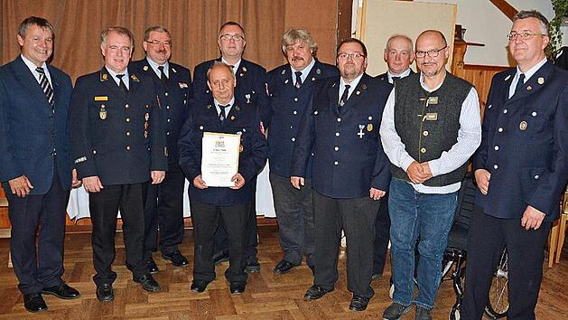 Ehrungen bei der Feuerwehr Schneckenlohe nahmen Landrats-Stellvertreter Gerhard Wunder, Kreisbrandrat Joachim Ranzenberger und Kreisbrandmeister Matthias Weber (von links) vor. Weiter im Bild (nach rechts) Willibald Geiger, Andreas Kristek und Herbert Morgenroth (alle 40 Jahre), Vorsitzender Gerold Vogt, Norbert Schaller (30 Jahre), B&uuml;rgermeister Knut Morgenroth und Kommandant Ulrich Werr.  Foto: H&uuml;hnlein