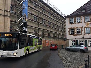 Weil das Ger&uuml;st an der Ehrenburg abgebaut wird, kann  zwei Tage lang zwischen der "Loreley" (rechts) und dem Steintor der Verkehr nur in eine Richtung rollen.Oliver Schmidt