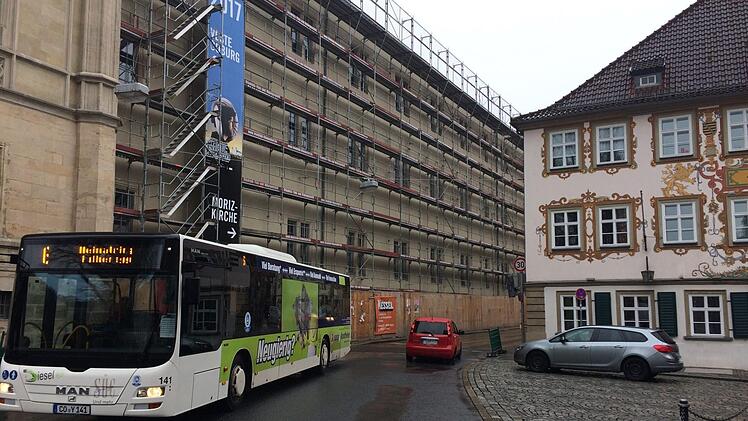 Weil das Ger&uuml;st an der Ehrenburg abgebaut wird, kann  zwei Tage lang zwischen der "Loreley" (rechts) und dem Steintor der Verkehr nur in eine Richtung rollen.Oliver Schmidt