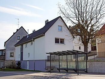 Das neue Buswartehäuschen am Ortsende in Richtung Dippach ist das i-Tüpfelchen auf den Ausbau des dahinter liegenden Lembacher Weges in Weisbrunn. Der Weg war im vergangenen Jahr im Rahmen der Dorferneuerung erneuert worden.  Foto: Sabine Weinbeer