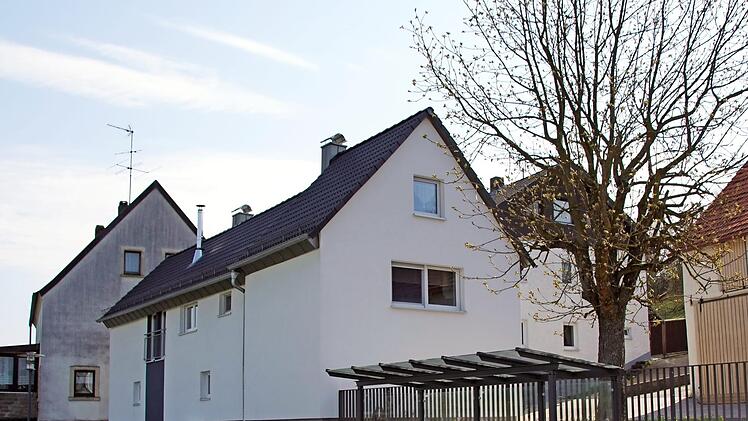 Das neue Buswartehäuschen am Ortsende in Richtung Dippach ist das i-Tüpfelchen auf den Ausbau des dahinter liegenden Lembacher Weges in Weisbrunn. Der Weg war im vergangenen Jahr im Rahmen der Dorferneuerung erneuert worden.  Foto: Sabine Weinbeer