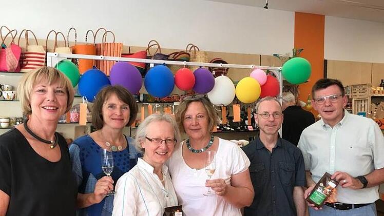 Den Weltladen in Hammelburg gibt es seit 15 Jahren, das wurde jetzt gefeiert.  Foto: Alfred Ruppert