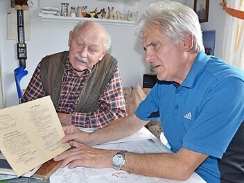 Harry Langguth (links) und Helmut Göckel studieren alte Unterlagen des Gesangvereins. Fotos: Rainer Lutz