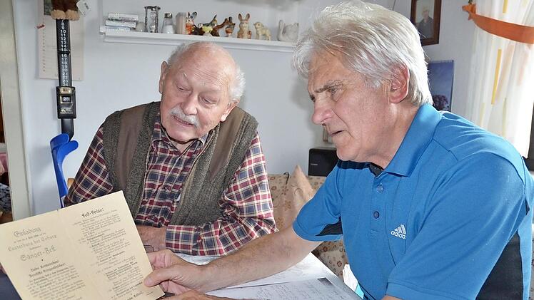 Harry Langguth (links) und Helmut Göckel studieren alte Unterlagen des Gesangvereins. Fotos: Rainer Lutz
