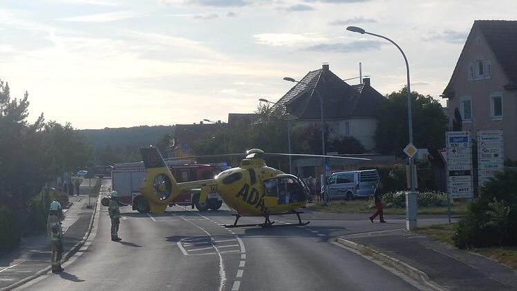 Mitten auf der Kreuzung landete der Rettungshubschrauber.
