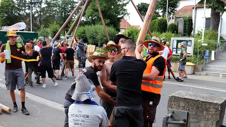 Nur mit vereinten Kräften ließ sich der Kerwasbaum aufstellen. Foto: Johanna Blum