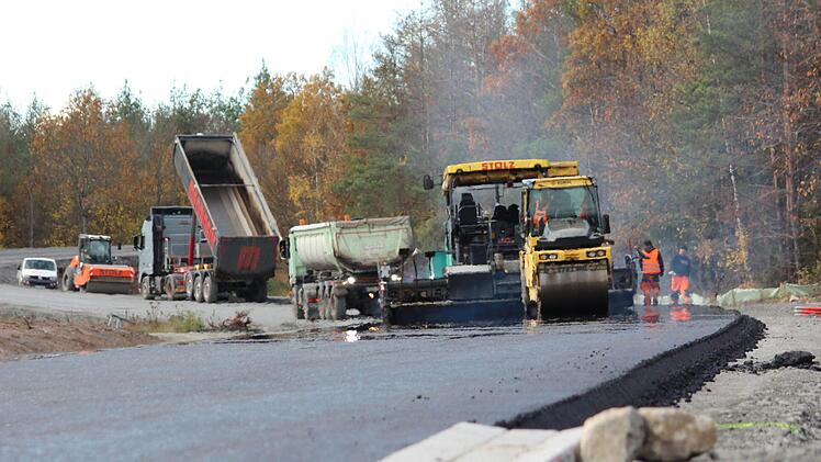 Der heiße Asphalt dampft noch