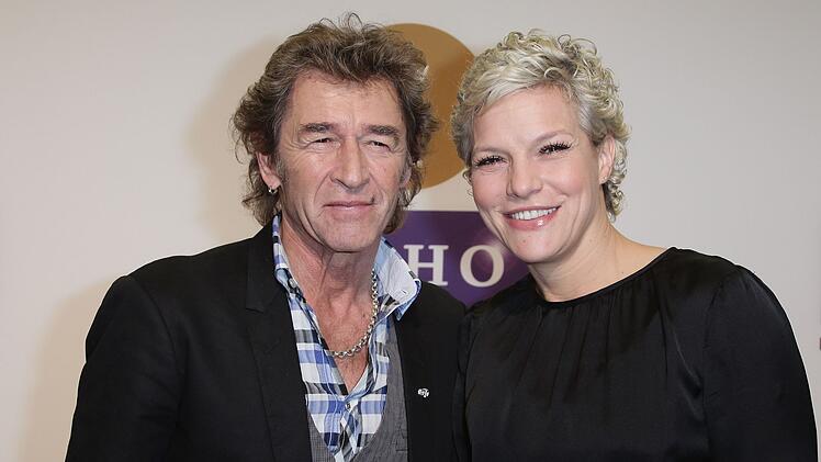 Gemeinsam mit Musiker-Kollege Peter Maffay posiert Ina Müller bim Echo 2011 für die Kameras.