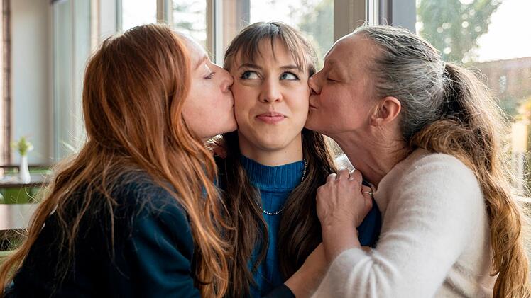 Balbina Augustin (Brigitte Hobmeier, links) und Inka Schaller (Gerti Drasl, rechts) glaubten lange, dass sie in einer Bilderbuchfamilie leben. Doch dann bringt ihre gemeinsame Tochter Hedwig Schaller (Alina Schaller) die Fassade mit ihren Heiratspl&auml;nen gef&auml;hrlich ins Wanken ...