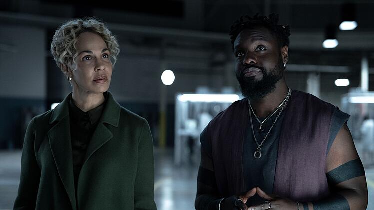 Blair (Amanda Brugel) liest einer Version von Leighton (Dayo Okeniyi) die Leviten.