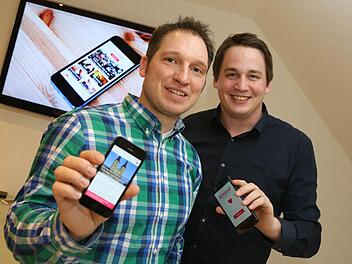 Rainer Rother (links) und Thomas Helmrich haben eine App entwickelt, mit der Helfen einfacher werden soll.  Foto: Barbara Herbst