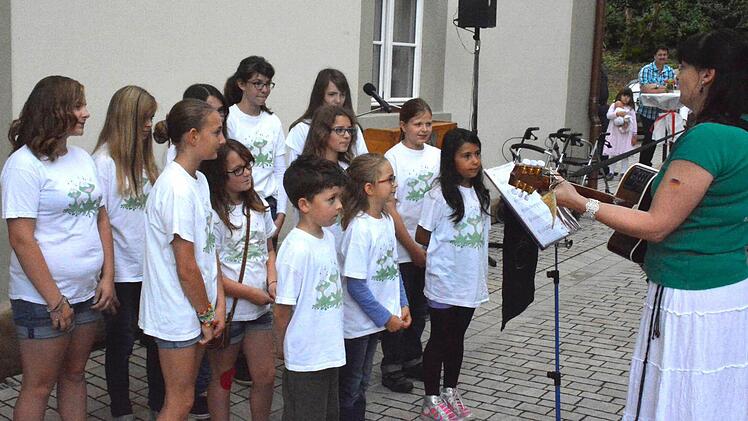 Der Froschchor mit seiner Leiterin Antje Hein.