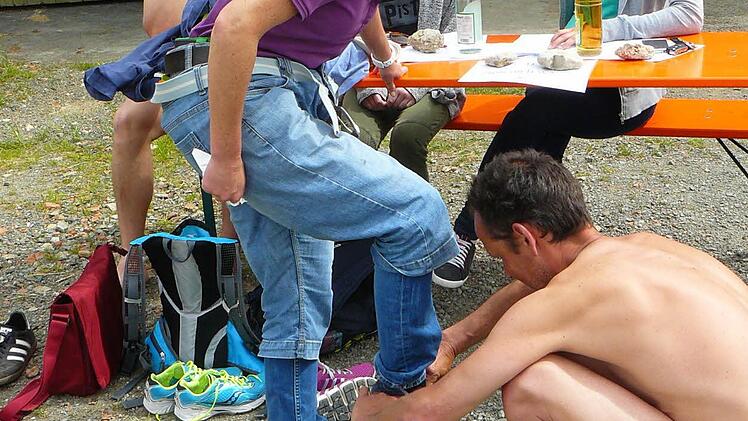 Skurrile Aufgaben gab es beim "Spiel ohne Grenzee". Warm anziehen heißt es hier bei den Mitgliedern des TSV Presseck.