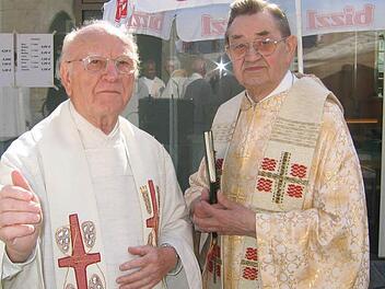 Theo Herold (r.) traf bei der Feier seines 50. Priesterjubiläums unter anderem Klemens Fink, der auch sein Vorgänger als Baiersdorfer Pfarrer war. Foto: Archiv/Welker