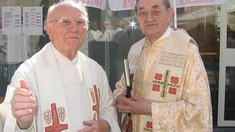 Theo Herold (r.) traf bei der Feier seines 50. Priesterjubiläums unter anderem Klemens Fink, der auch sein Vorgänger als Baiersdorfer Pfarrer war. Foto: Archiv/Welker