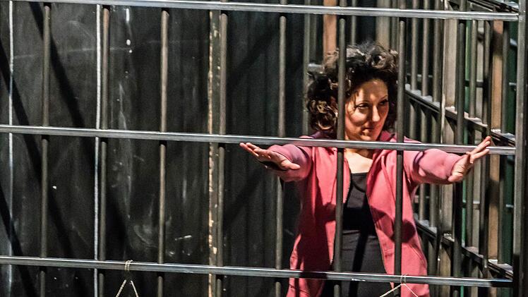 Probenszenen zur Coburger Neuinszenierung der Oper "Das schlaue Füchslein" in markierter Bühnen-DekorationFoto: Jochen Berger