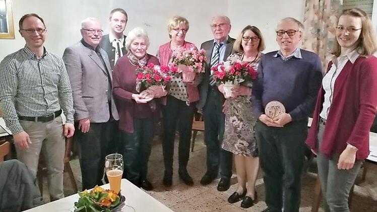 Die schönsten Einzelhäuser wurden prämiert; im Bild (von links) Zweiter Vorsitzender Bernd Müller, Lothar Seyfferth, Torsten Grampp, Viktoria Frosch, Christa Schatz, Horst Zahr, Gudrun und Hermann Dunkel sowie Vorsitzende Christina Ostbomk Foto: privat