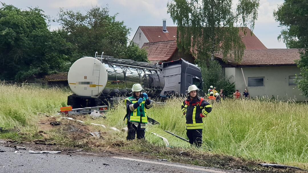 Tödlicher Unfall auf B466: Auto kollidiert mit Lkw