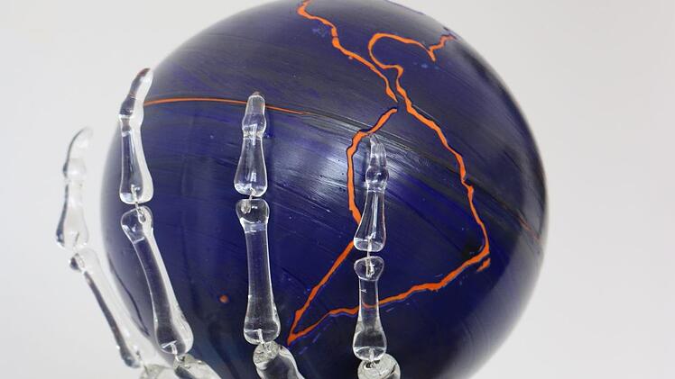 Glasbläser Olaf Schönherr präsentiert unter anderem auch diese Arbeit mit dem Titel "Fragile Welt".Ulrike Langer
