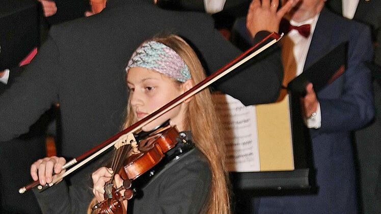 Die Töchter von Chorleiterin Annemarie Kreuzer, Antonia Maria (elf, links)  und Katharina Viktoria (zehn, rechts) bekamen beim Konzert der Liedertafel  besonders viel Beifall. Foto: Dieter Britz
