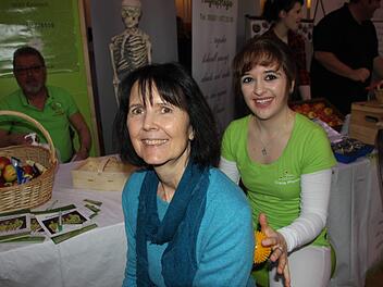 Nathalie Fugmann von Crana Physio (rechts) bei einer Rückenmassage Foto: Veronika Schadeck