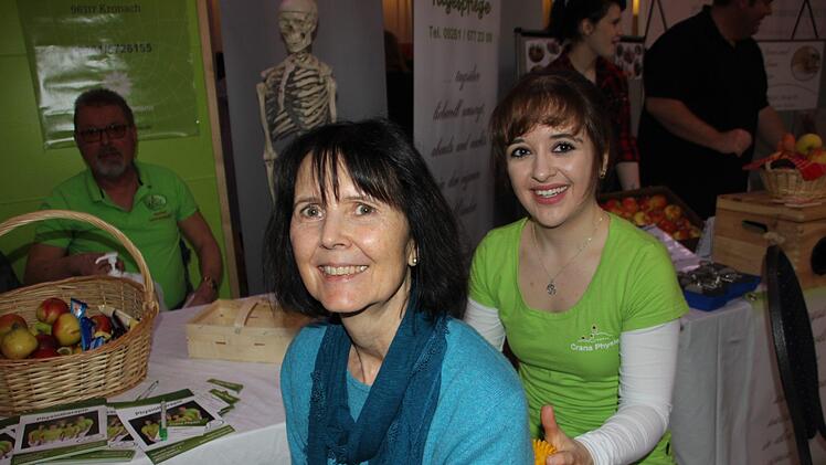 Nathalie Fugmann von Crana Physio (rechts) bei einer Rückenmassage Foto: Veronika Schadeck