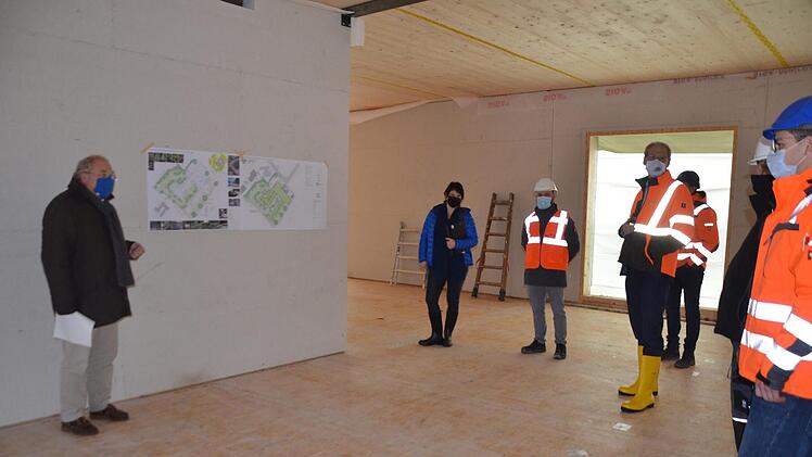 Architekt Jürgen Bisch erläutert im Foyer der künftigen Kindertagesstätte den Baufortschritt.