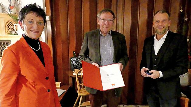 Siegfried K&uuml;spert (Mitte) war lange Zeit das Zugpferd des SPD-Ortsvereins. Zu seinem Jubil&auml;um gratulierten Kreisvorsitzende MdL Inge Aures und der neue Ortsvereinsvorsitzende und Zweite B&uuml;rgermeister Ingo Moos.