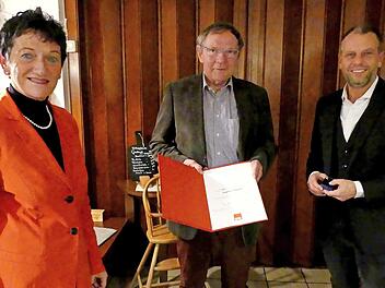 Siegfried Küspert (Mitte) war lange Zeit das Zugpferd des SPD-Ortsvereins. Zu seinem Jubiläum gratulierten Kreisvorsitzende MdL Inge Aures und der neue Ortsvereinsvorsitzende und Zweite Bürgermeister Ingo Moos.