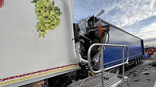 Schwerer Unfall auf der A9: Gaffer filmen Lkw-Crash