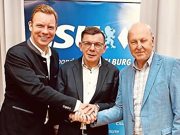 Nominierungsversammlung der CSU Hammelburg: Bezirksrat Martin Wende (l.) und Ortsbeauftragter Detlef Heim gratulierten Bürgermeister Armin Warmuth zur Wahl.