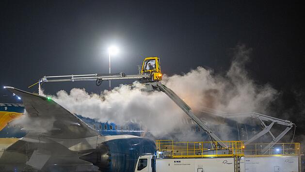 Wintereinbruch behindert Flugverkehr in Frankfurt