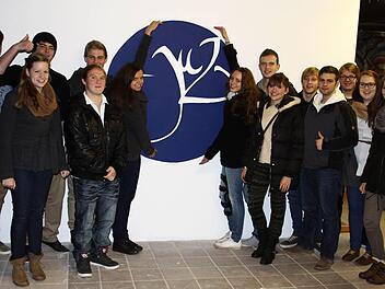 Gruppenfoto vor dem von Linda Günther entworfenen Vereinslogo (von links): Lukas Dill, Annika Neder, Andreas Eirich, Viktor Klein, Eugen Ortmann, Eva Schüßler,  Elisa Bott, Niklas Libner, Sophie Kunkel, Oliver Dernbach, Claudio Kleinhans, Tobias Knopp, Jana Schäfer und  Linda Kessler Foto: Thomas Dill