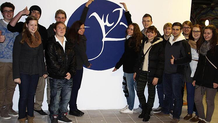 Gruppenfoto vor dem von Linda Günther entworfenen Vereinslogo (von links): Lukas Dill, Annika Neder, Andreas Eirich, Viktor Klein, Eugen Ortmann, Eva Schüßler,  Elisa Bott, Niklas Libner, Sophie Kunkel, Oliver Dernbach, Claudio Kleinhans, Tobias Knopp, Jana Schäfer und  Linda Kessler Foto: Thomas Dill