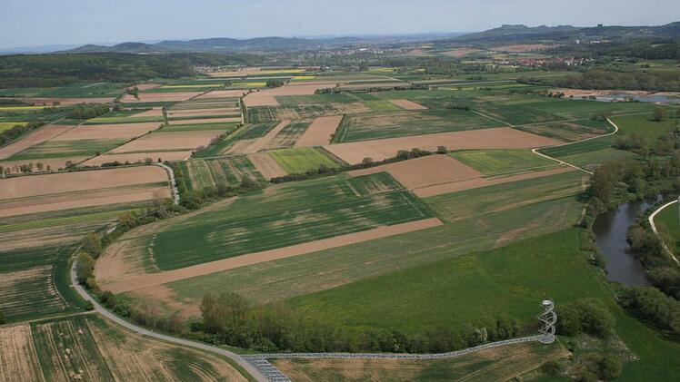 Eine Luftaufnahme zeigt das Gebiet der zukünftigen Mainschleife. an der Baumreihe gut zu erkennen: der alte mäandernde Main.