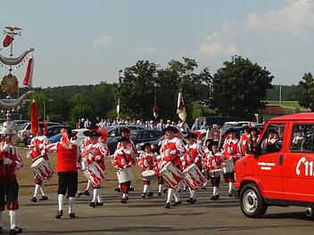 Mit Pauken und Trompeten und dem ganzen Fuhrpark zogen die Freiwillige Feuerwehr, der Spielmannszug und die Sanitätsbereitschaft Albertshofen in ihr neues Feuerwehrgrätehaus an der Lohwiese um. Fotos: Elli Stühler