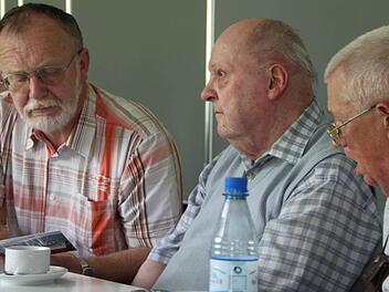 Franz Walter (links) setzt sich in vielfacher Hinsicht für die Belange der Senioren ein. Foto: Ulrike Müller