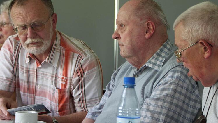Franz Walter (links) setzt sich in vielfacher Hinsicht für die Belange der Senioren ein. Foto: Ulrike Müller