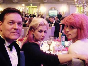 Tom Goeller mit Nadeschda Tolokonnikowa und Marja Aljochina von "Pussy-Riot": Die Musikerinnen führten durch das Programm. Fotos: privat