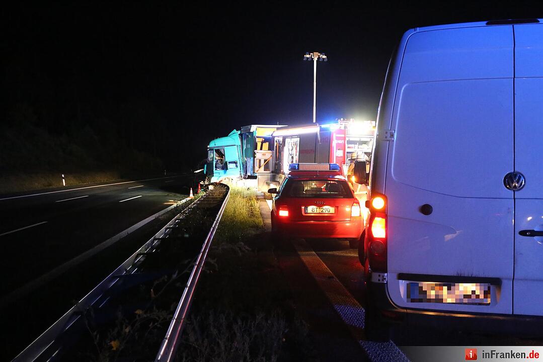 Lastt faehrt auf Gefahrgut-Lkw auf - A9 ueber Stunden blockiert